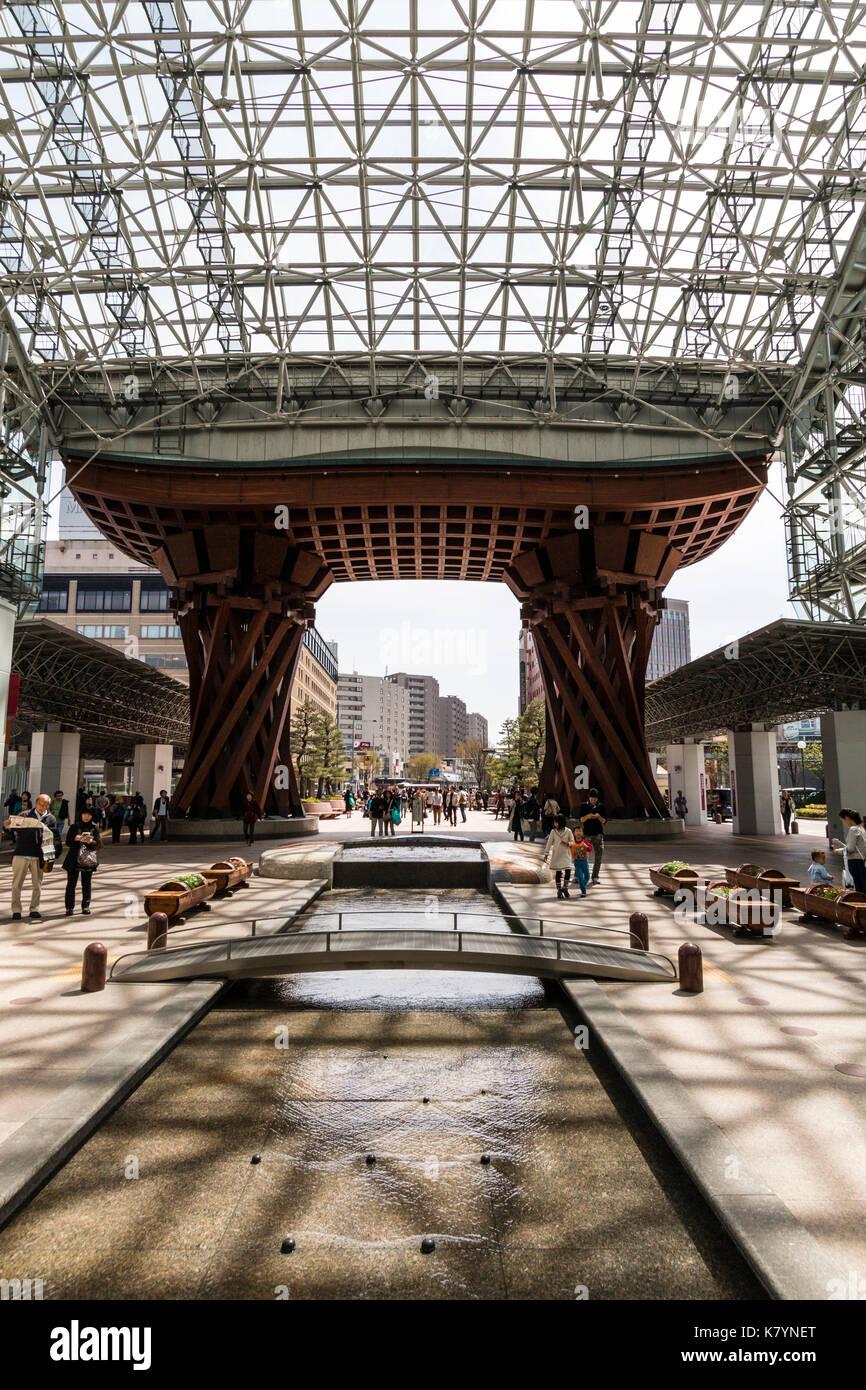 Japan, Kanazawa Station. Stream, Brücken und berühmten Tsuzumi-mon, oder Drum Gate von innen Motenashi Dome gesehen, großes Glas Metallrahmen Kuppel. Tagsüber. Stockfoto