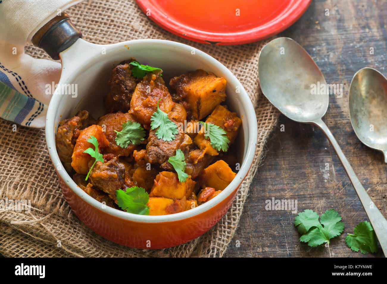 Marokkanisches lamm tajine mit couscous -Fotos und -Bildmaterial in ...