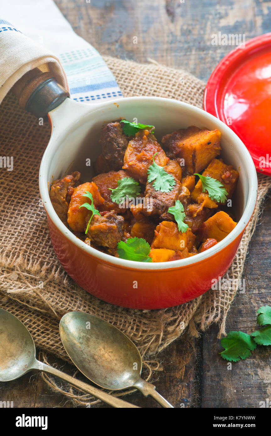 Marokkanisches lamm tajine mit couscous -Fotos und -Bildmaterial in ...