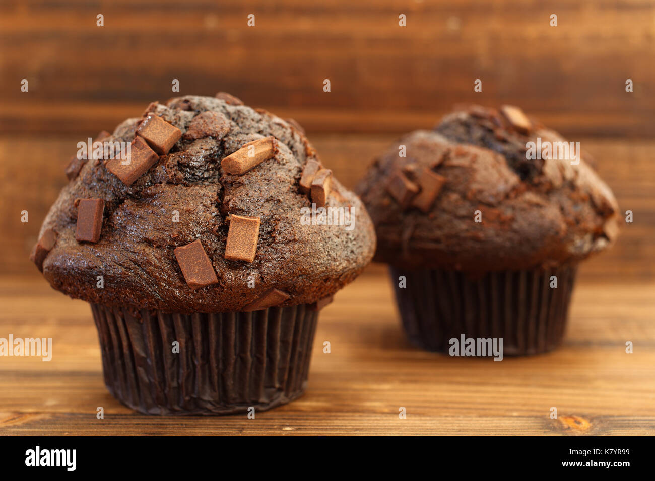 Chocolate Chip Muffins auf Holz in natürlichem Licht Stockfoto