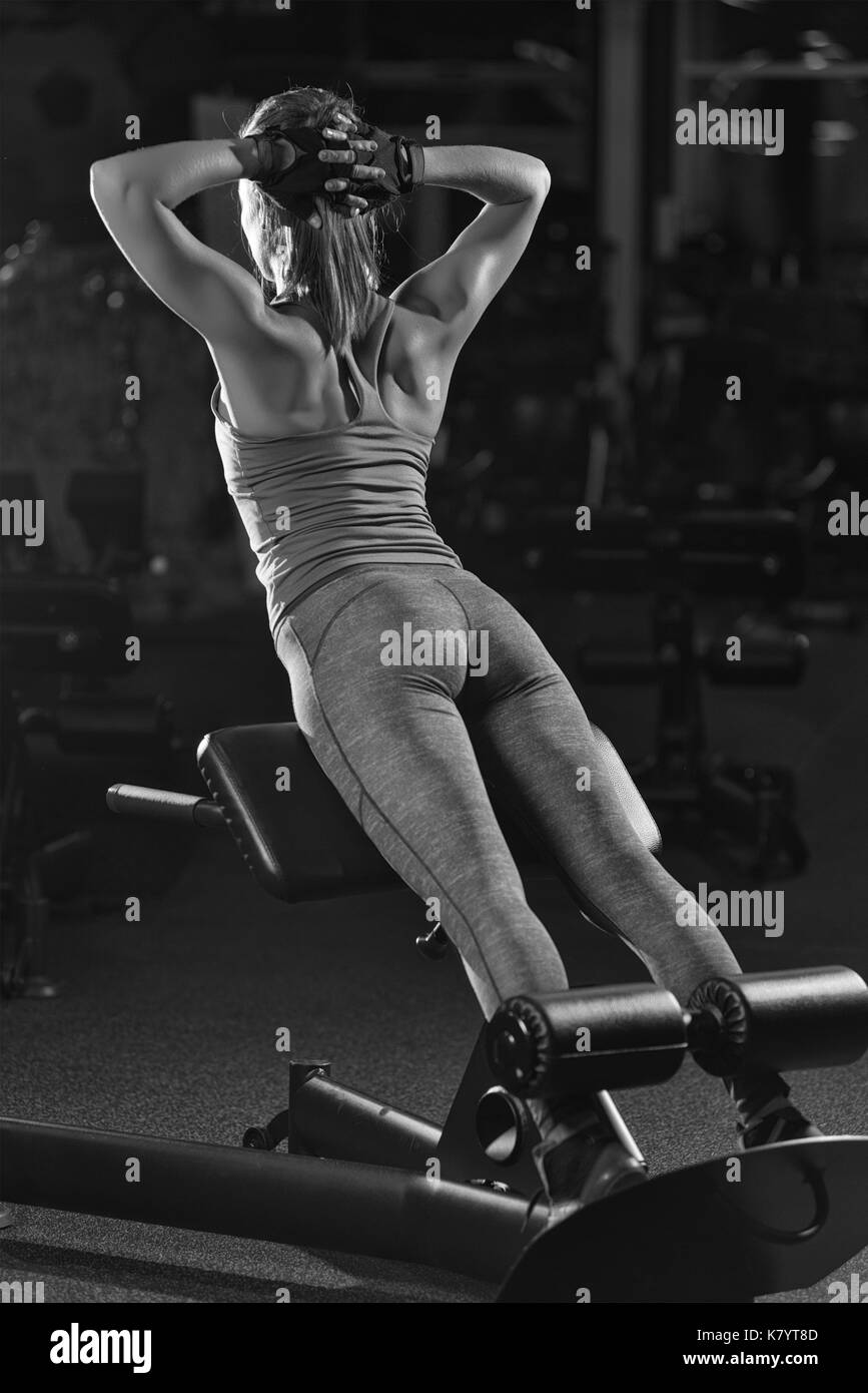 Frau Kraft-Übungen für abs Muskeln Stockfoto