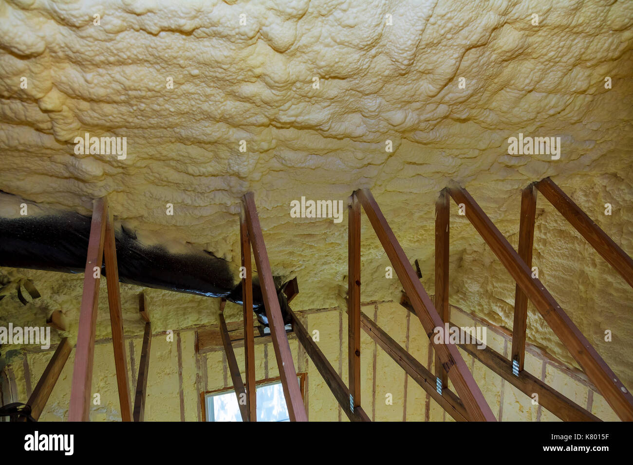 Keller Isolierung mit Schaum. Wärmedämmung der Wände mit