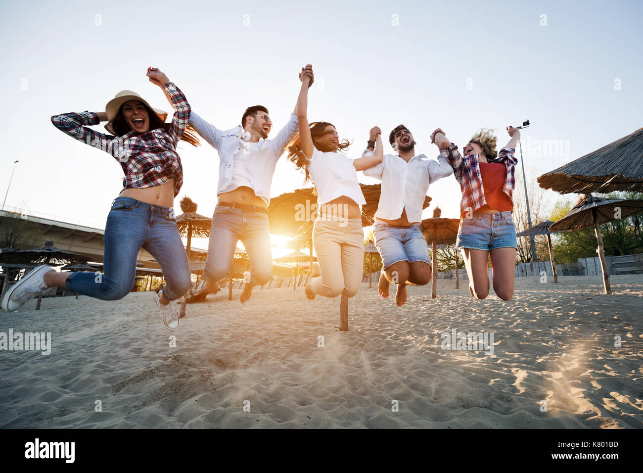 Glückliche Gruppe von Jugendlichen Spaß am Strand Stockfoto