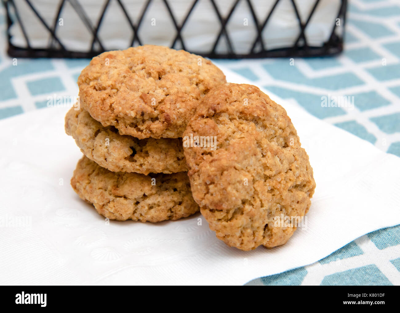 Stapel von frisch gebackenen oatmeal Cookies auf weißem Papier Serviette Stockfoto