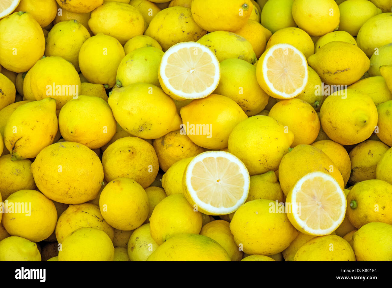 Frische Zitronen zum Verkauf auf einem Markt in Valparaiso, Chile Stockfoto