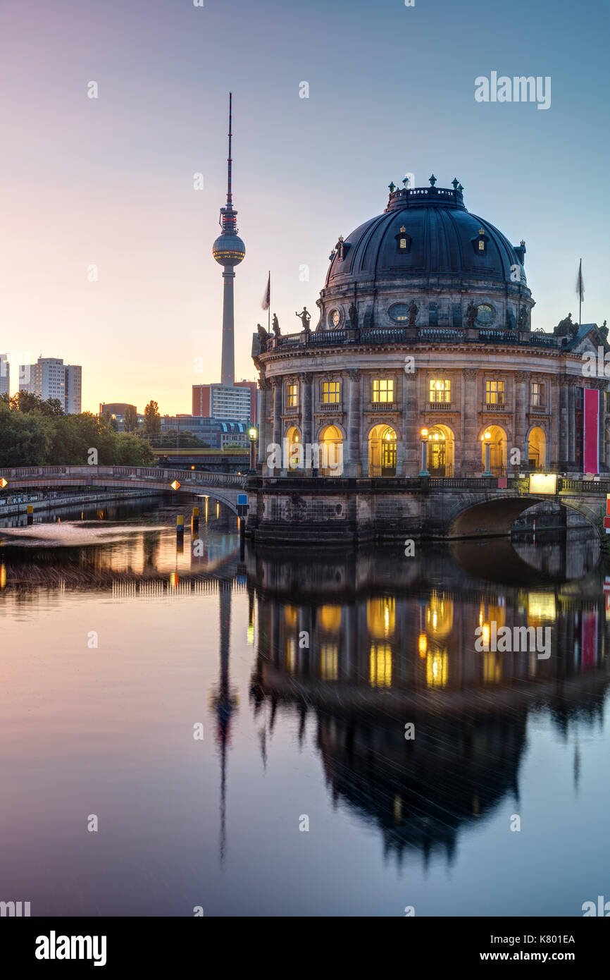 Das Museum und der Fernsehturm in Berlin in der Morgendämmerung Bode Stockfoto