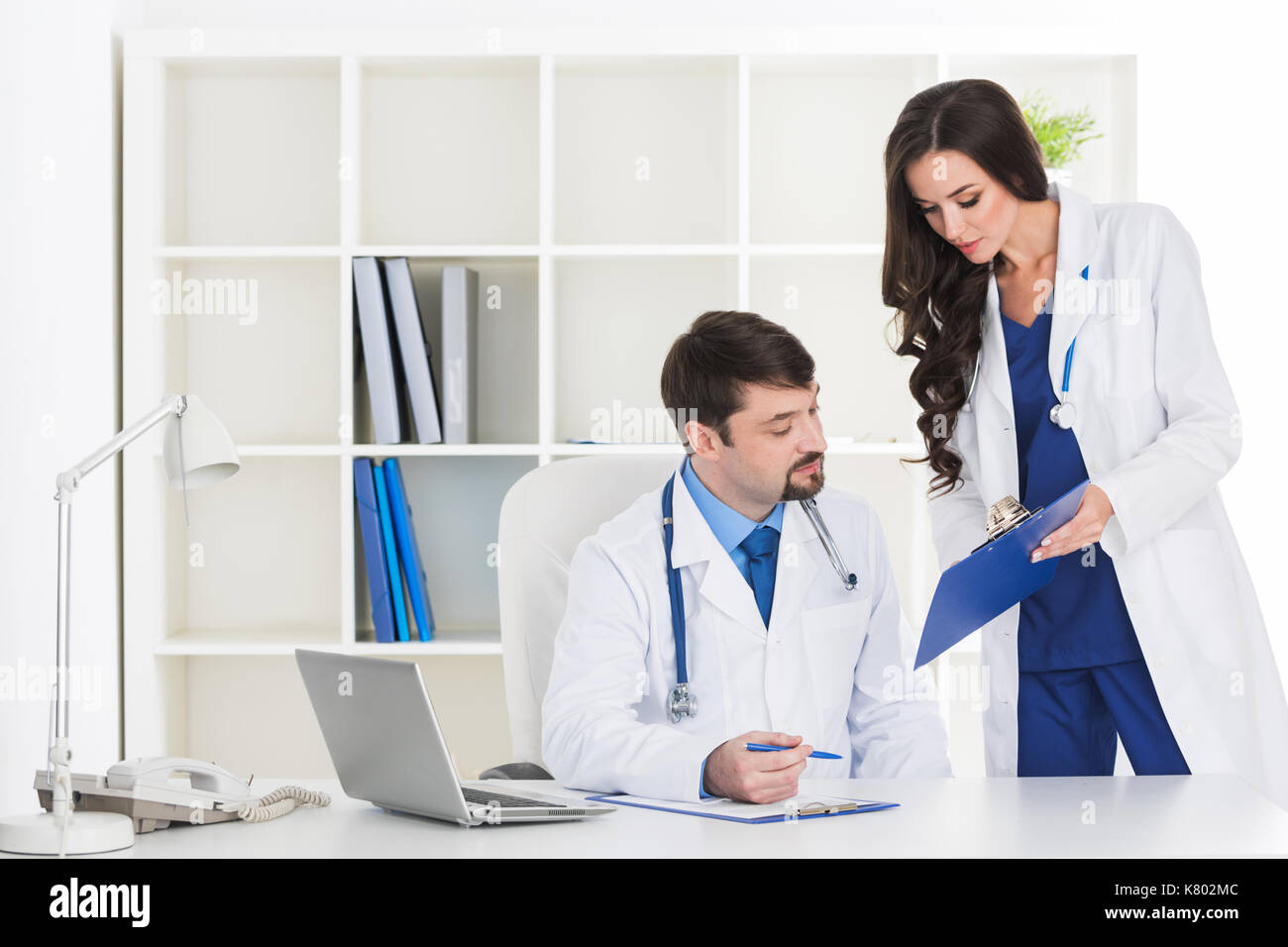 Ärzte in einer weißen labcoats RX prescription diskutieren, Diagnose Stockfoto