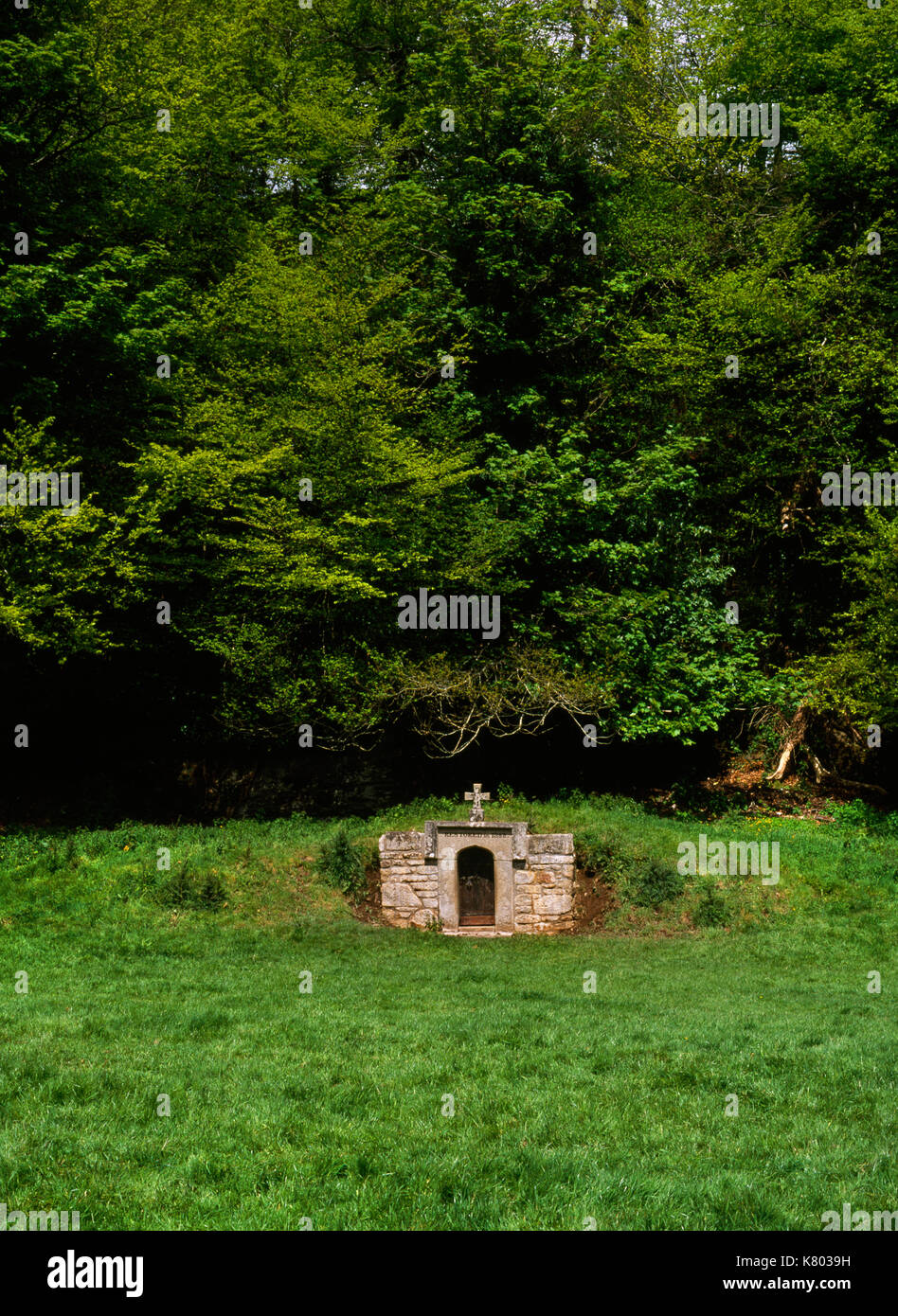 Anzeigen N St. Neot ist gut, in einer Wiese in der Nähe des St Neot Fluss, Cornwall: Die heiligen Brunnen von einem Keltischen (oder die Sächsische) Saint umgebaut 1852 & 1996 wiederhergestellt Stockfoto