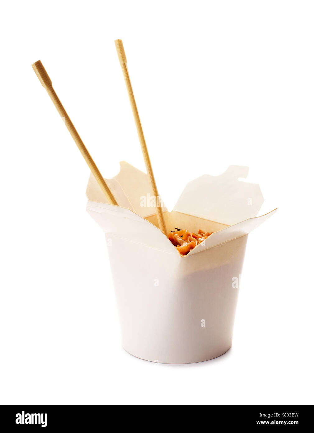 Chinesisches Essen. Wok. Nudeln mit Garnelen geöffnet nehmen Sie auf weißem Hintergrund Stockfoto