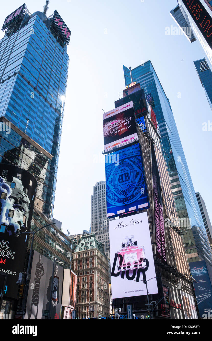 Bunte Werbung elektronisch Bildschirme in Times Sq., New York City, USA Stockfoto