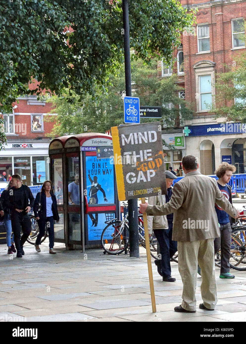 Evangelist in London High Street mit 'Mind der Gott Lücke' Zeichen Stockfoto