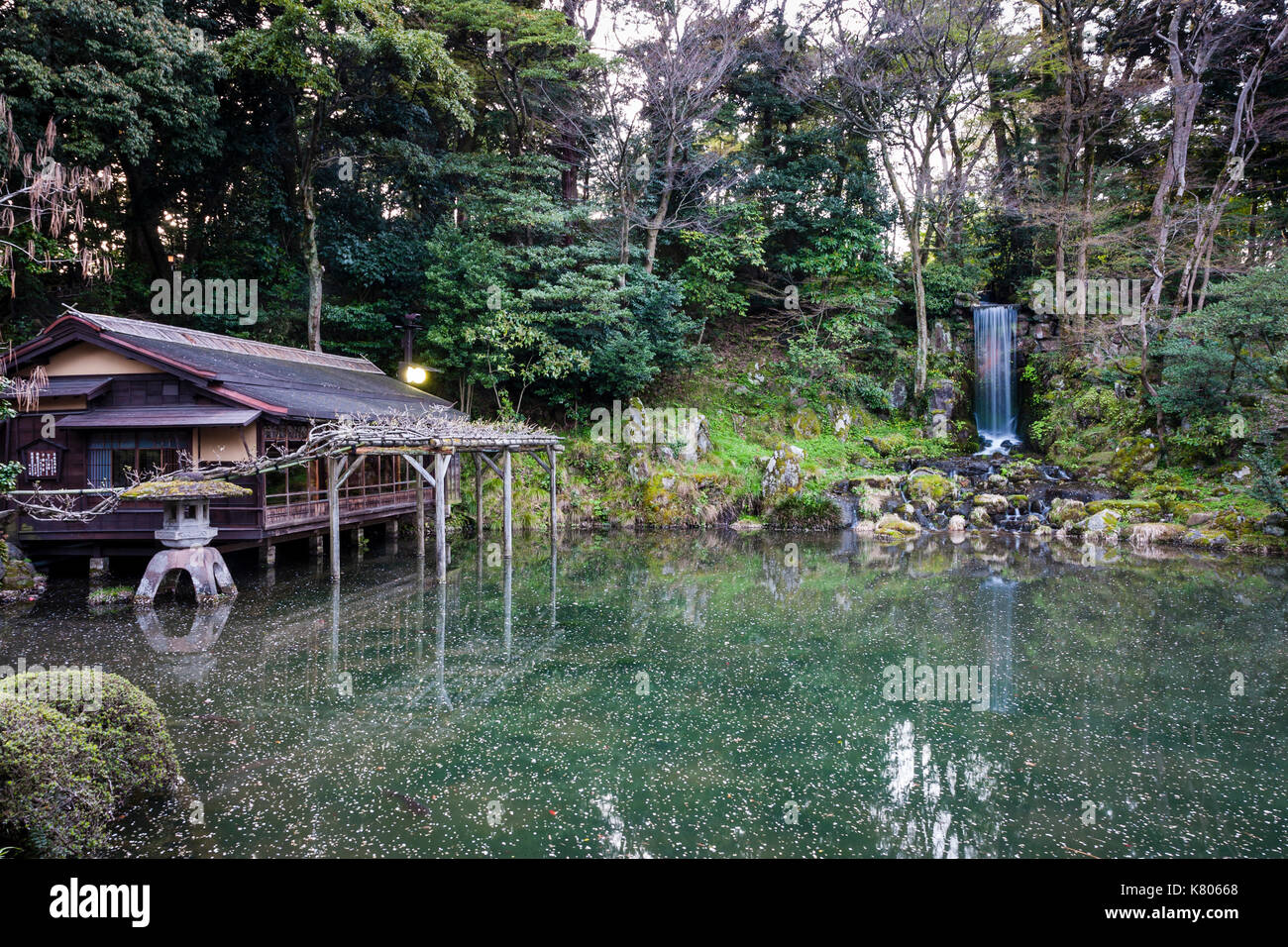Japan, Kanazawa, Kenrokuen Garten. Midori Wasserfall und Hisago Teich. Seidigen Wasser Effekt auf Wasserfall. Yugaotei, Tee Pavillon an der Seite des Teiches. Stockfoto