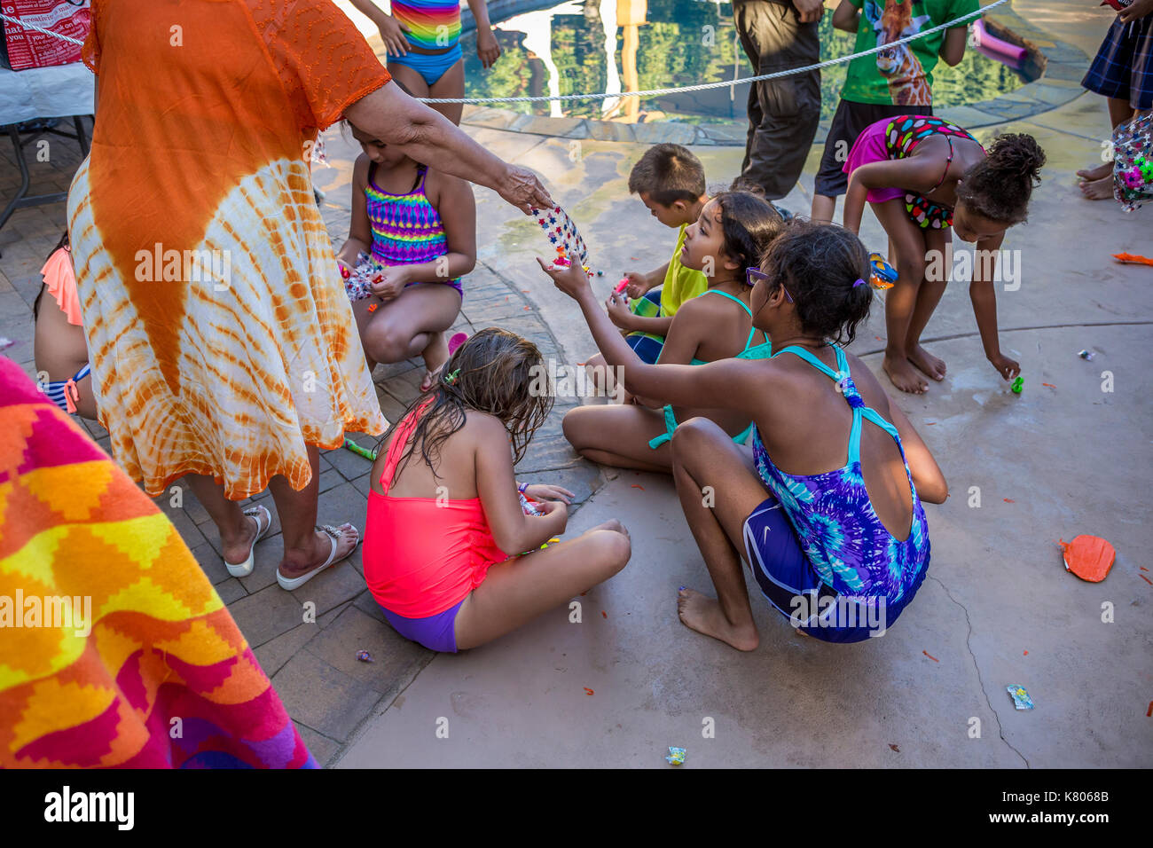 Kinder sammeln Pinata pinata Süßigkeiten, Bonbons, Süßigkeiten, Pinata pinata Spielzeug, Castro Valley, Alameda County, Kalifornien, USA Stockfoto
