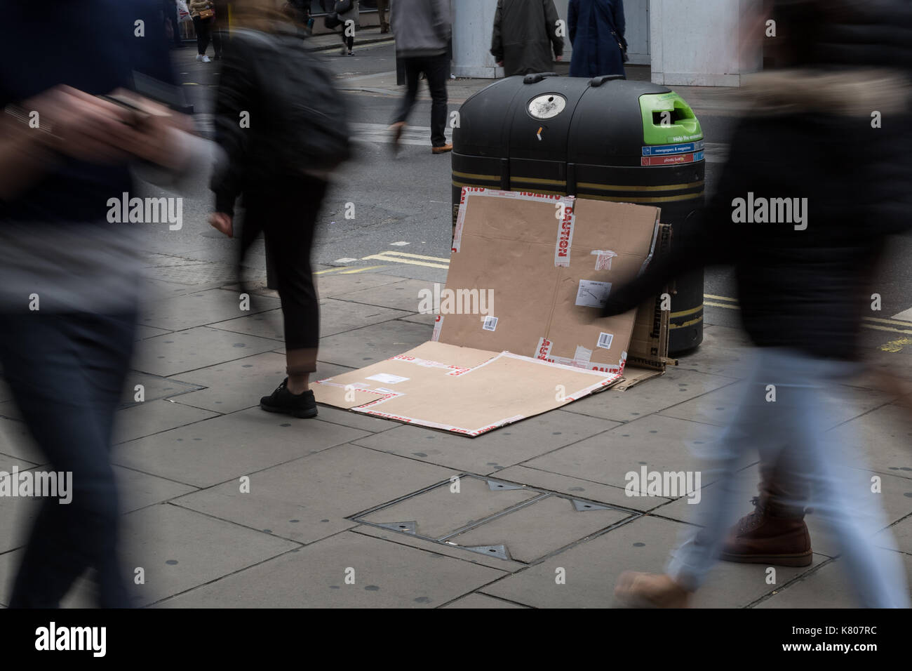 Ist eine raue sleeper Karton Bettwäsche auf der Oxford Street während des Tages. London, Großbritannien. Stockfoto