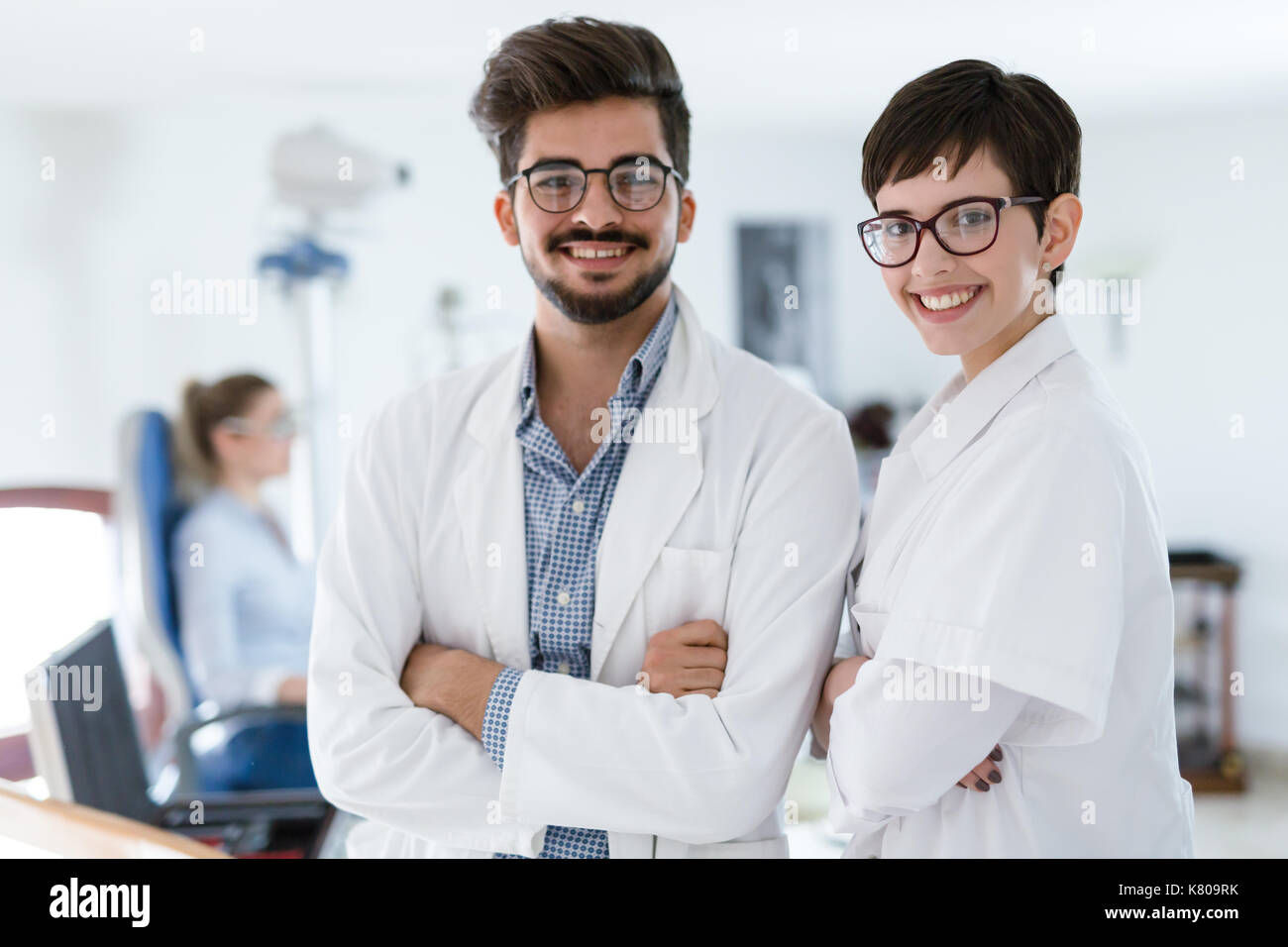 Schöne junge augenärzte im modernen professionellen Klinik Stockfoto