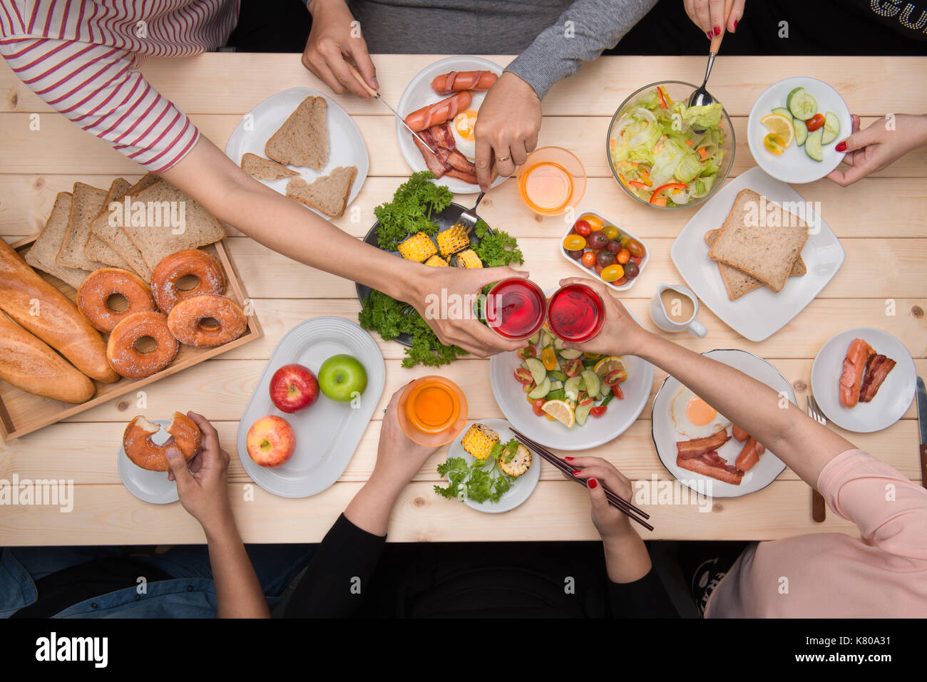 Abendessen mit Freunden genießen. Draufsicht der Gruppe von Menschen