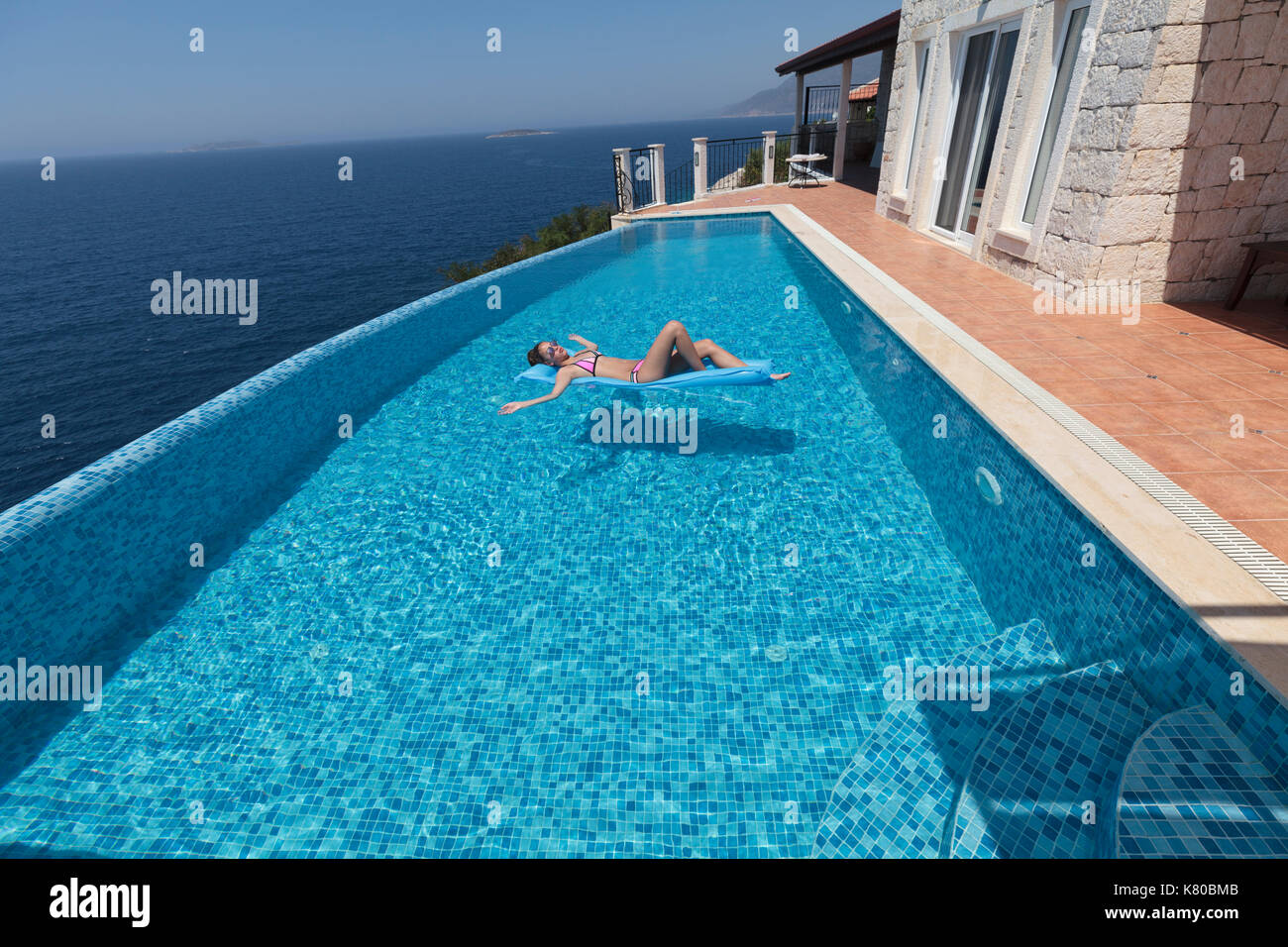 Kinder entspannen in einem Infinity-pool in Kas, Türkei Stockfoto