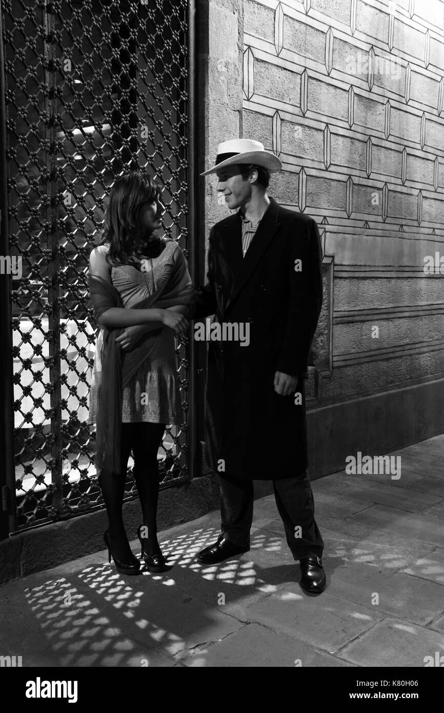 Schwarz-weiß Film noir Bild von Mann und Frau im Lampenlicht Stockfoto