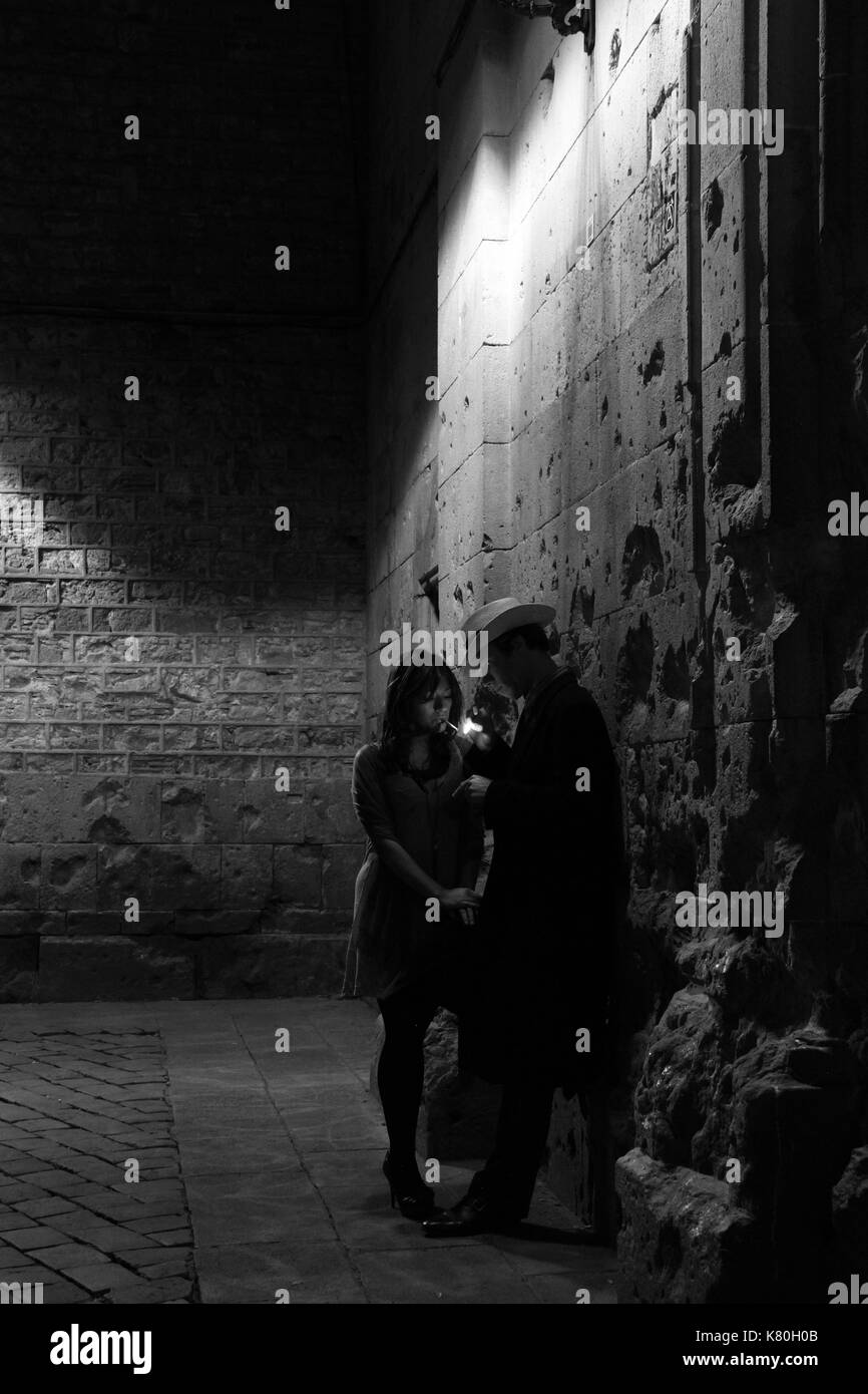 Schwarz-weiß Film noir Bild von Mann und Frau im Lampenlicht Stockfoto