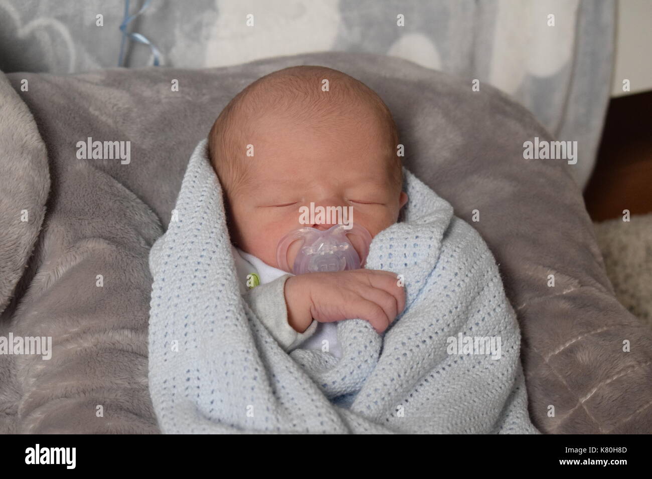 New Born Baby boy in Decke kuschelt Stockfoto
