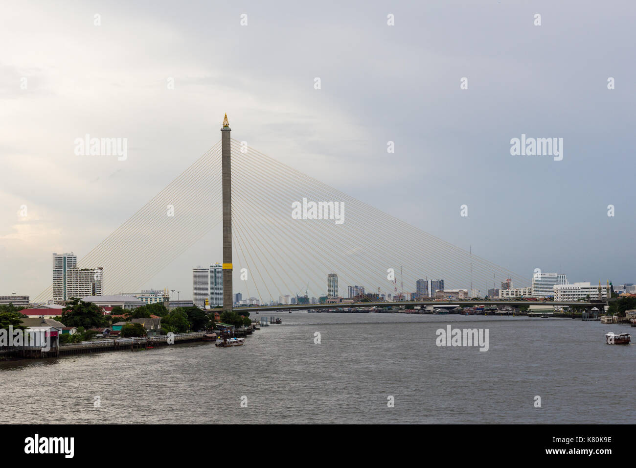 Rama 8 Brücke im bewölkten Tag Stockfoto