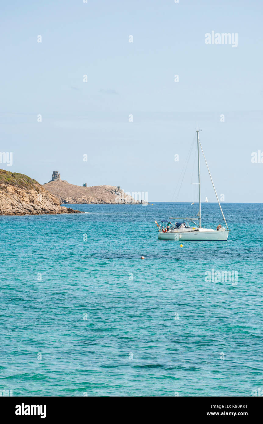 Korsika: Segelboot im Mittelmeer am Cap Corse, Blick auf das Naturschutzgebiet von Les Iles Finocchiarola (A Terra, Mezzana, finocchiarola) Stockfoto