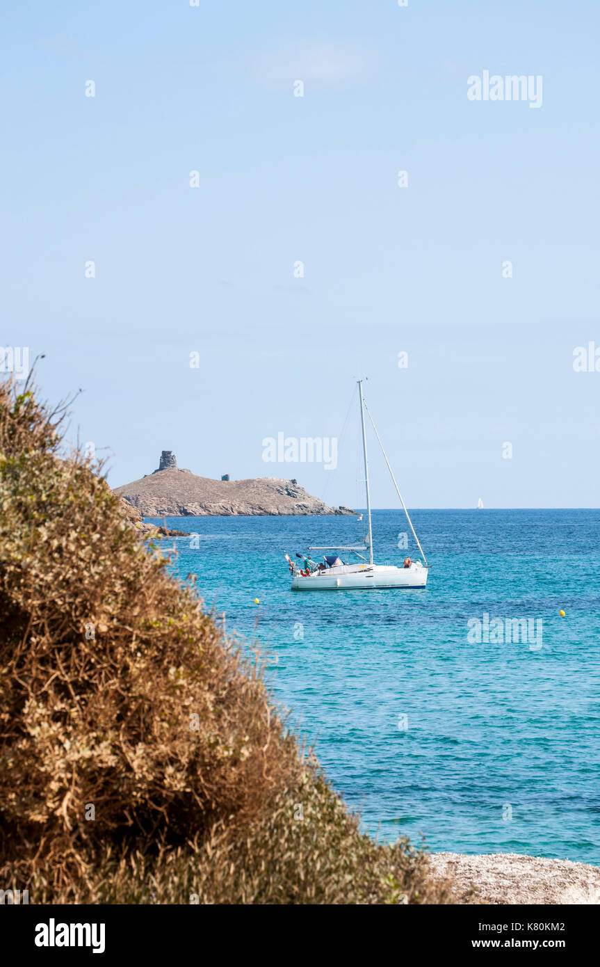 Korsika: Segelboot im Mittelmeer am Cap Corse, Blick auf das Naturschutzgebiet von Les Iles Finocchiarola (A Terra, Mezzana, finocchiarola) Stockfoto
