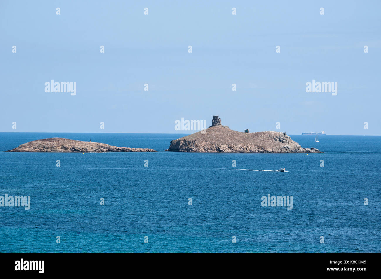 Korsika: das Mittelmeer am Cap Corse mit Blick auf das Naturschutzgebiet von Les Iles Finocchiarola (A Terra, Mezzana, finocchiarola) Stockfoto