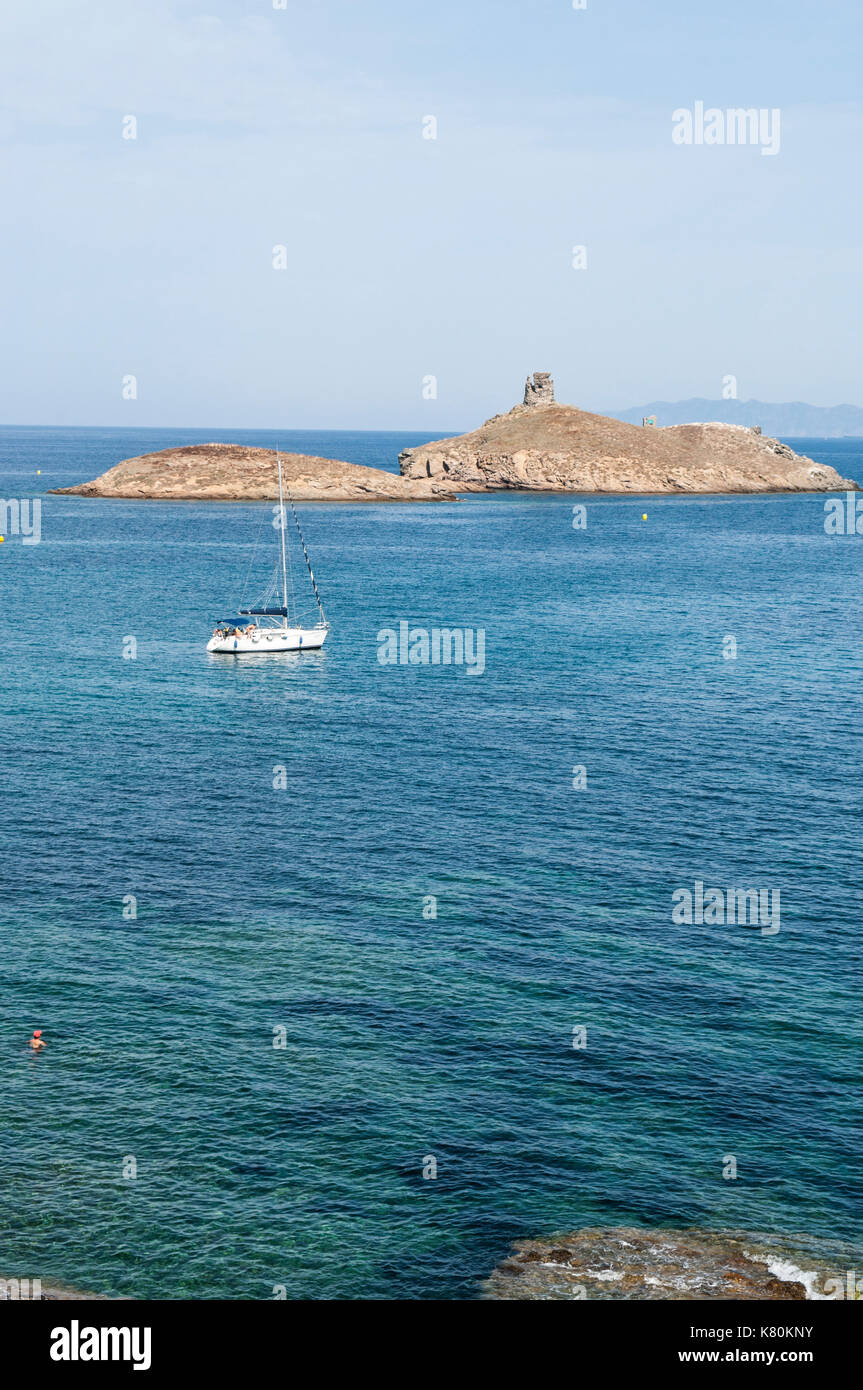 Korsika: Segelboot im Mittelmeer am Cap Corse, Blick auf das Naturschutzgebiet von Les Iles Finocchiarola (A Terra, Mezzana, finocchiarola) Stockfoto