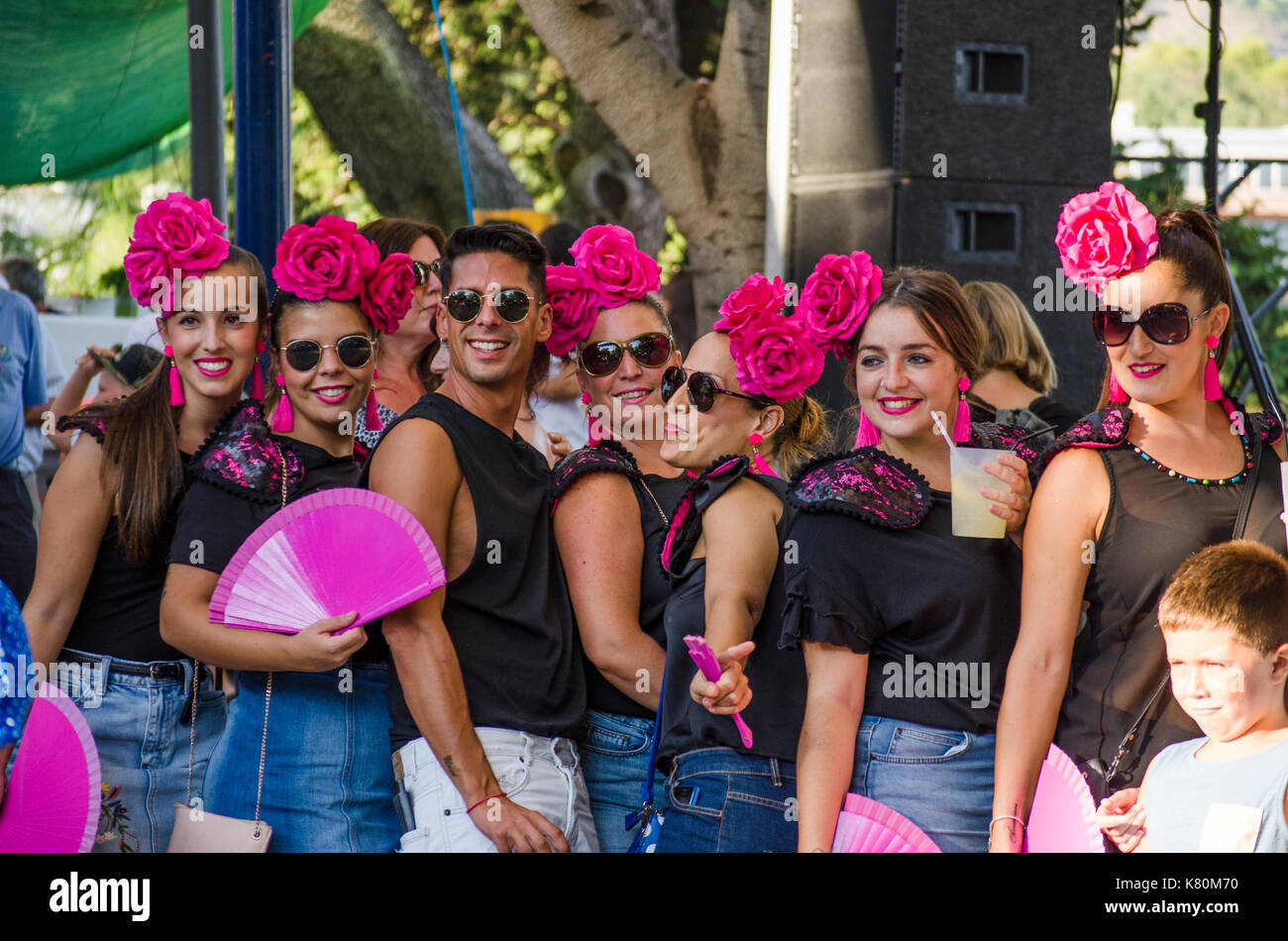 Gruppe von Jugendlichen während der Feierlichkeiten in Spanischen Dorf Mijas, Spanien posieren. Stockfoto