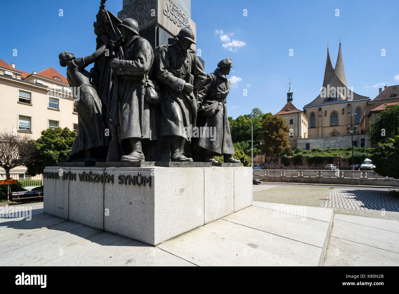 Prag. Der Tschechischen Republik. "Prag auf Seine siegreiche Söhne' Memorial zu Tschechoslowakischer Legionäre des Ersten Weltkriegs, von Josef Mařatka, 1932, und Emmaus Kloster. Stockfoto