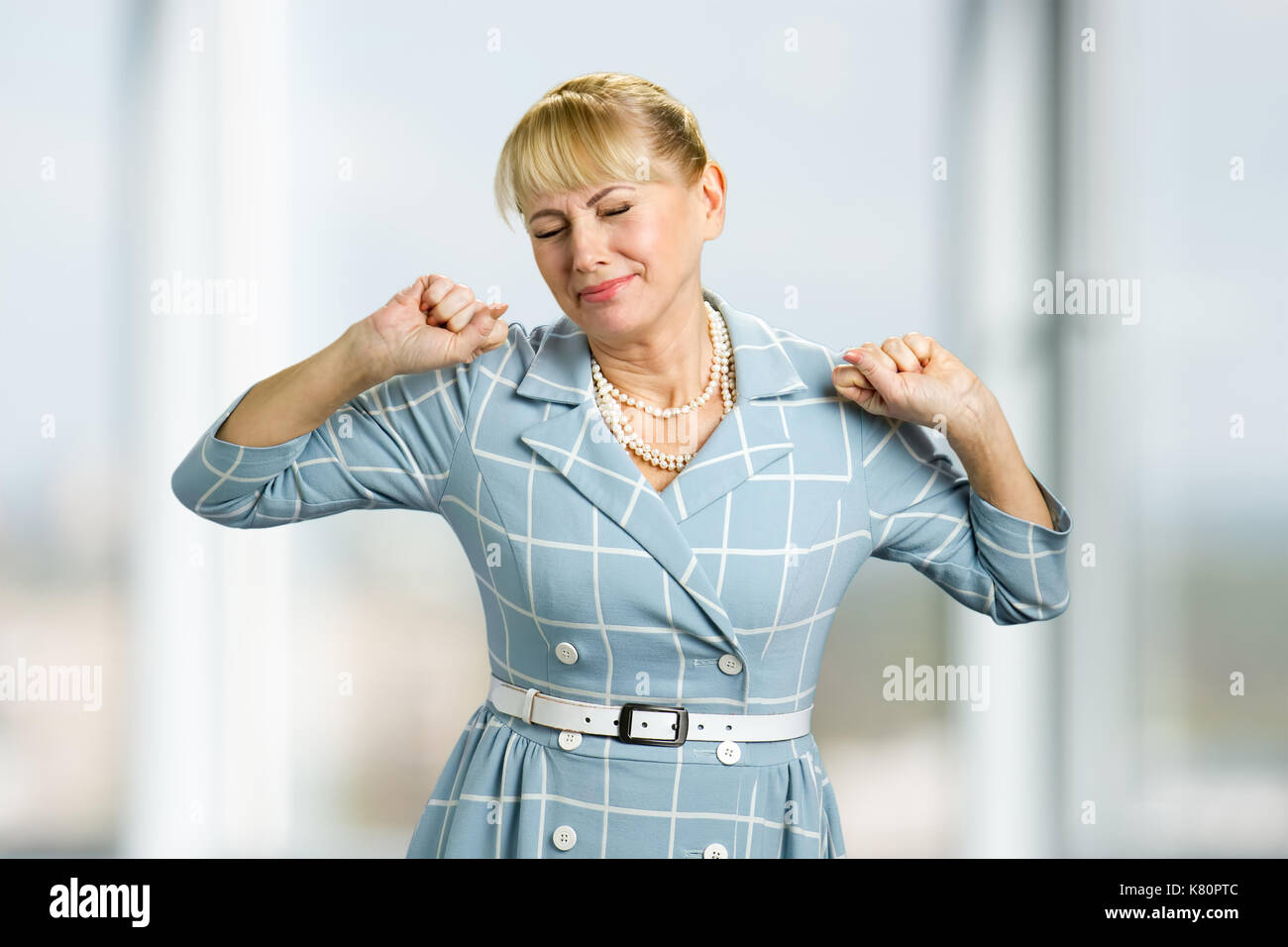 Stretching schläfrig, reife Frau. Stockfoto