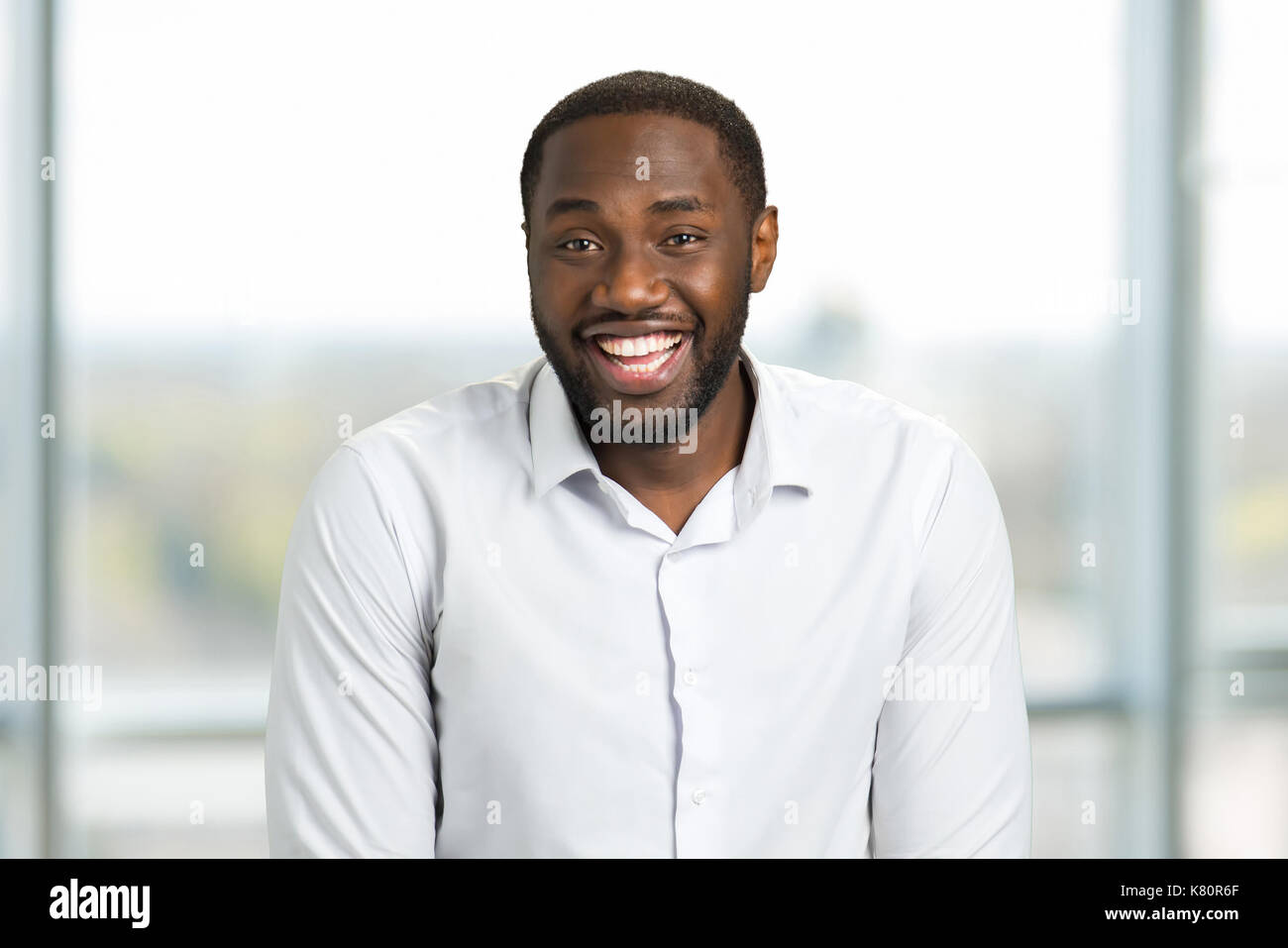 Breit lächelnd glücklich Geschäftsmann. Stockfoto