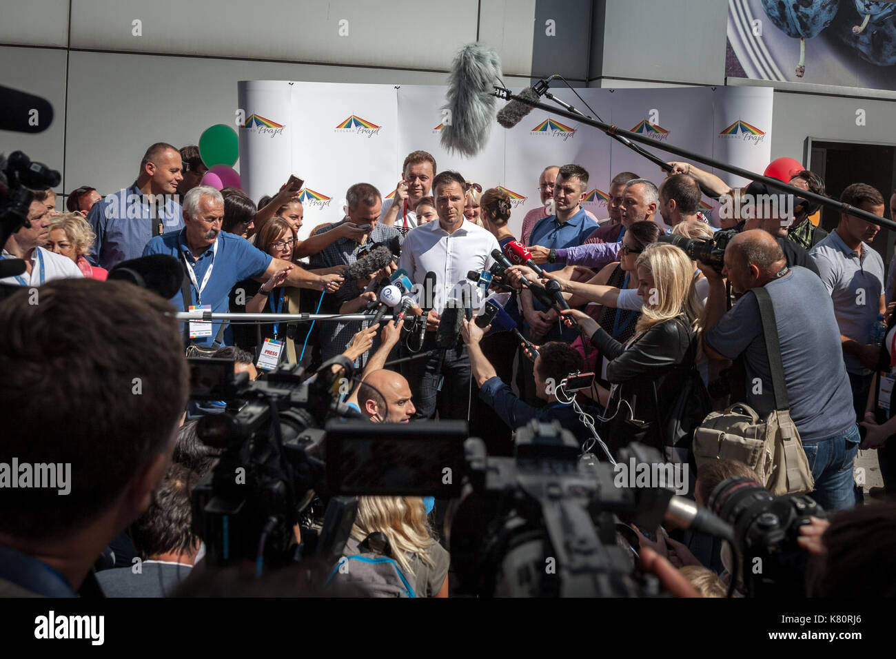 Belgrad, SERBIEN - 17. SEPTEMBER 2017: Bürgermeister von Belgrad Sinisa Mali die Teilnahme an der Ausgabe 2017 der Gay Pride in Belgrad (Beograd Prajd). Ana brnabic, Herr Ministerpräsident, kann direkt hinter ihm Portrait von Sinisa Mali Leiter der serbischen Hauptstadt Belgrad gesehen werden. Das Bild wurde in der Ausgabe 2017 der Gay Pride in Belgrad in Serbien genommen. Der Stolz auf den 17. September gehalten wurde, war es das dritte Edition ohne Auseinandersetzungen, nach mehreren Jahren der Prohibition und andere Jahre, wo riesige Kämpfe gegen Demonstranten, Polizisten und anti-homosexuellen Aktivisten Stockfoto
