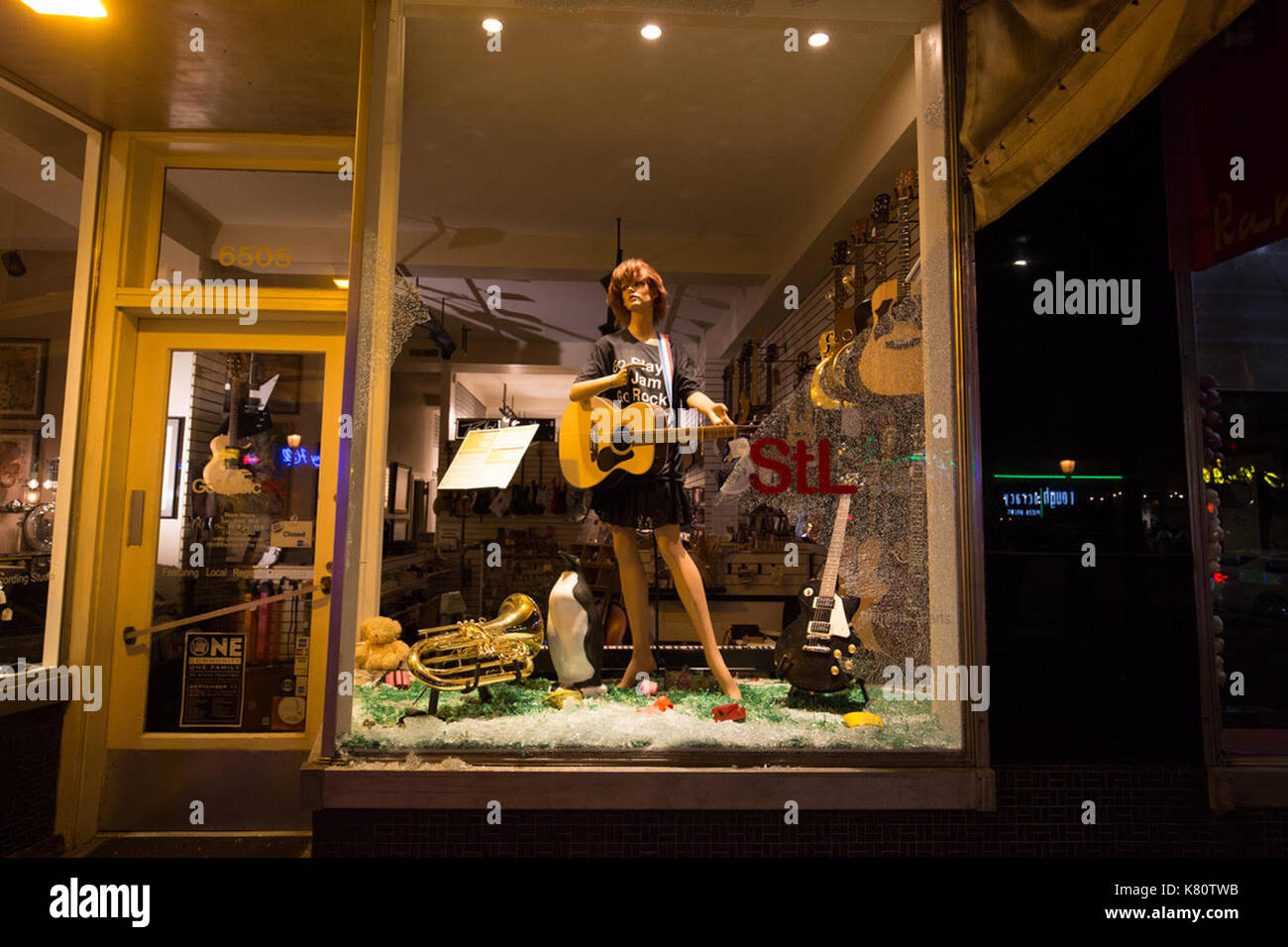 Chicago, USA. 16 Sep, 2017. Windows Geschäfte werden gesehen in St. Louis, Missouri, USA, Sept. 16, 2017 gebrochen. Polizei am Samstag die Barrikaden um das Gericht und Polizei Hauptsitz in St. Louis, Missouri, aussteifung mehr Proteste, von denen erwartet wird, dass sie in den kommenden Tagen. Credit: Dane Iwata/Xinhua/Alamy leben Nachrichten Stockfoto
