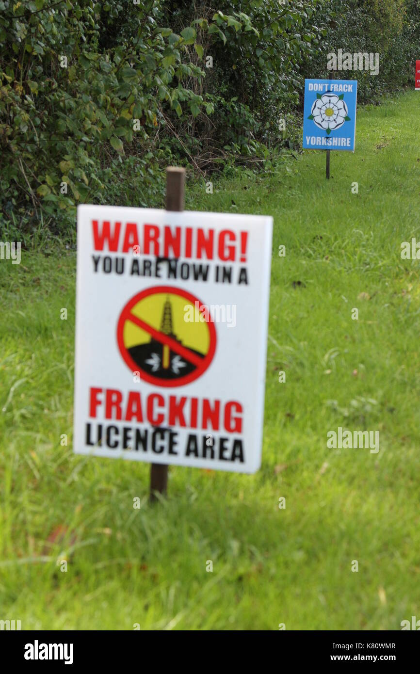 Anti-fracking Schilder am Straßenrand in North Yorkshire, England, UK in Bezug auf Kirby Misperton Proteste und Widerstand gegen Fracking in North Yorkshire. Die Proteste weiter in 2018 und unterliegen der Polizeiarbeit und werden regelmäßig in den Nachrichten gekennzeichnet wie die Opposition zu den gesamten fracking Prozess innerhalb der Gemeinschaft und im lokalen Umfeld bleibt. Eine Firma namens Dritten Energie beteiligt sind mit der Arbeit auf dem Gebiet der Lizenzierung Prozess innerhalb des Vereinigten Königreichs und Gerichtsurteile verbunden sind auch eine Funktion. Aktivisten sind häufig an der North Yorkshire Ort und Zeichen entfernt sind sichtbar. Stockfoto