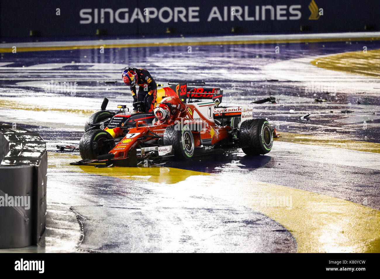 Singapur, Singapur. September 2017. Motorsport: FIA Formel 1 Weltmeisterschaft 2017, Grand Prix von Singapur, #7 Kimi Räikkonen (FIN, Scuderia Ferrari), #33 Max Verstappen (NLD, Red Bull Racing), Verwendung weltweit Quelle: dpa/Alamy Live News Stockfoto