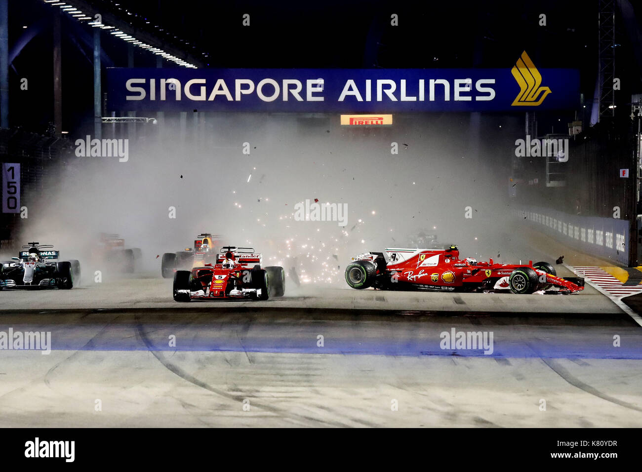 Singapur, Singapur. September 2017. Motorsport: FIA Formel 1 Weltmeisterschaft 2017, Grand Prix von Singapur, Start, Crash, #5 Sebastian Vettel (GER, Scuderia Ferrari), #33 Max Verstappen (NLD, Red Bull Racing), #7 Kimi Räikkonen (FIN, Scuderia Ferrari), #44 Lewis Hamilton (GBR, Mercedes AMG Petronas F1 Team), #3 Daniel Ricciardo (AUS, Red Bull Racing), Verwendung weltweit Credit: dpa/Alamy Live News Stockfoto