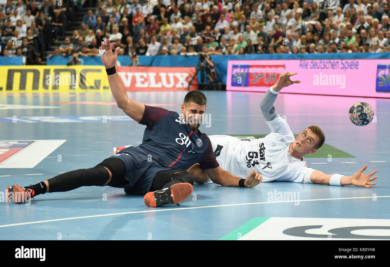 Kiel, Deutschland. 17 Sep, 2017. Luka Karabatic von Paris Saint-Germain (l) und Kieler Nikola Bilyk vie für den Ball in der Champions League Gruppe B handball Match zwischen dem THW Kiel und Paris St. Germain in der sparkassen-arena in Kiel, Deutschland, 17. September 2017. Foto: Axel Heimken/dpa/Alamy leben Nachrichten Stockfoto