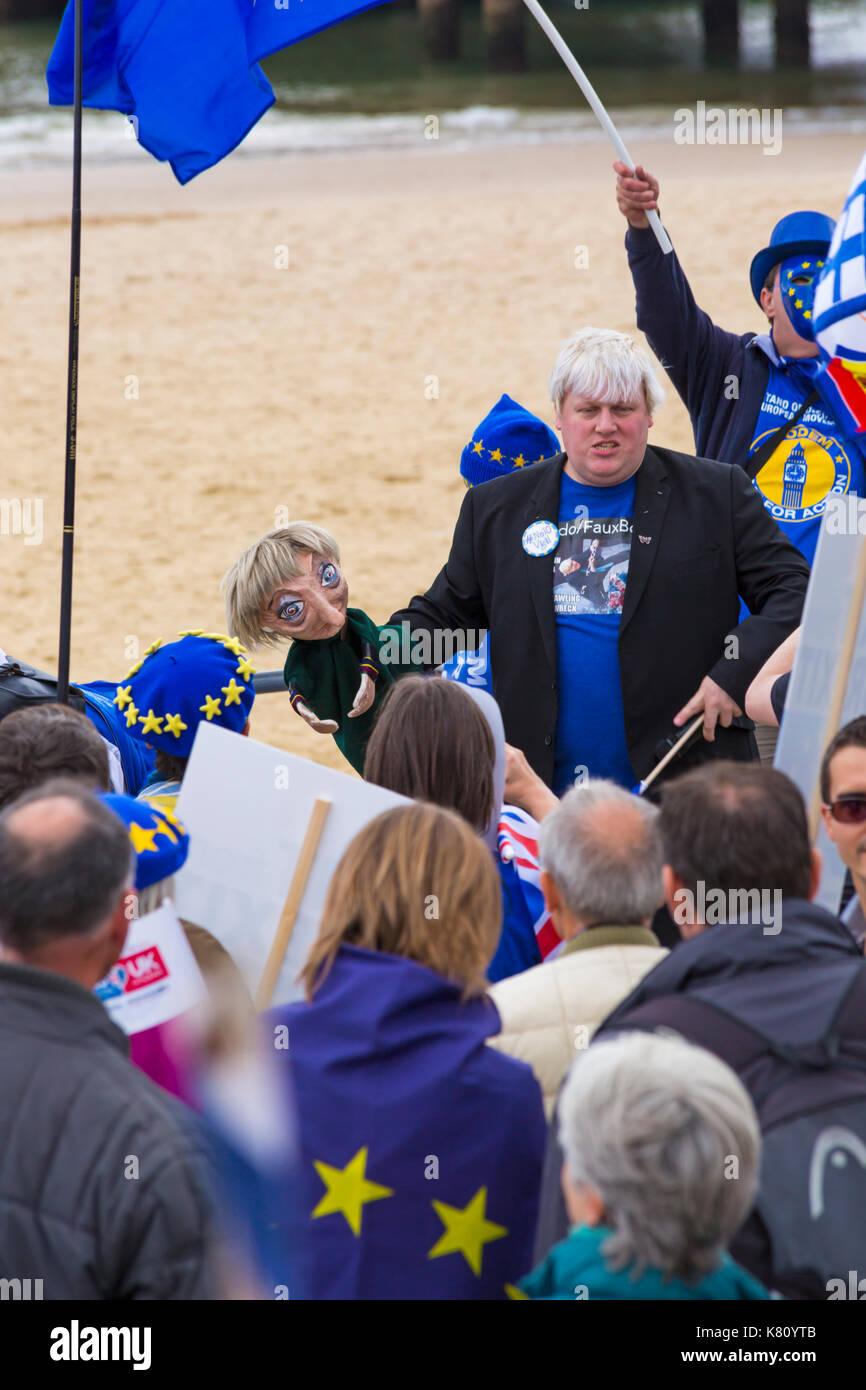 Bournemouth, Dorset, Großbritannien. 17 Sep, 2017. Stop Brexit Demonstration erfolgt mit den Liberaldemokraten Konferenz in Bournemouth zu decken. Boris nachempfunden, Nr. 10 Vigil, gibt eine Rede neben 'Theresa May'! Credit: Carolyn Jenkins/Alamy leben Nachrichten Stockfoto