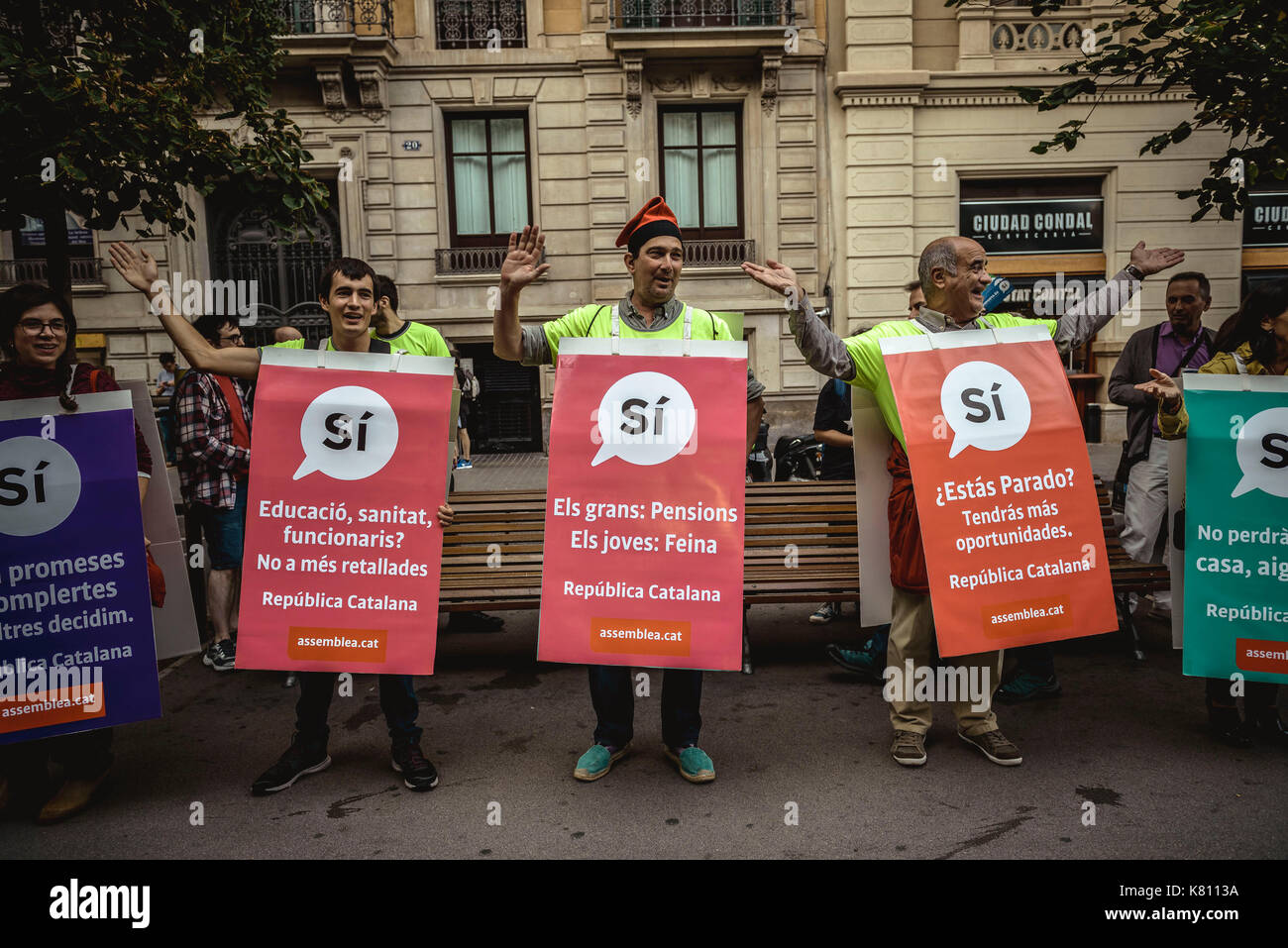 Barcelona, Spanien. 17. September 2017: Katalanische Unabhängigkeit Aktivisten des ANC "Marsch durch die Stadt Barcelona Plakate tragen in einem symbolischen Akt des 'Sich' (Ja) Kampagne im Vorfeld der Secession Referendum am 1. Oktober geplant. Das spanische Verfassungsgericht hat das Katalanische Referendum ausgesetzt, nachdem die zentrale Regierung hat es in die Gerichte und die Polizei hat bereits Kampagne Material beschlagnahmt und gelöste Kampagne Sitzungen herausgefordert. Stockfoto