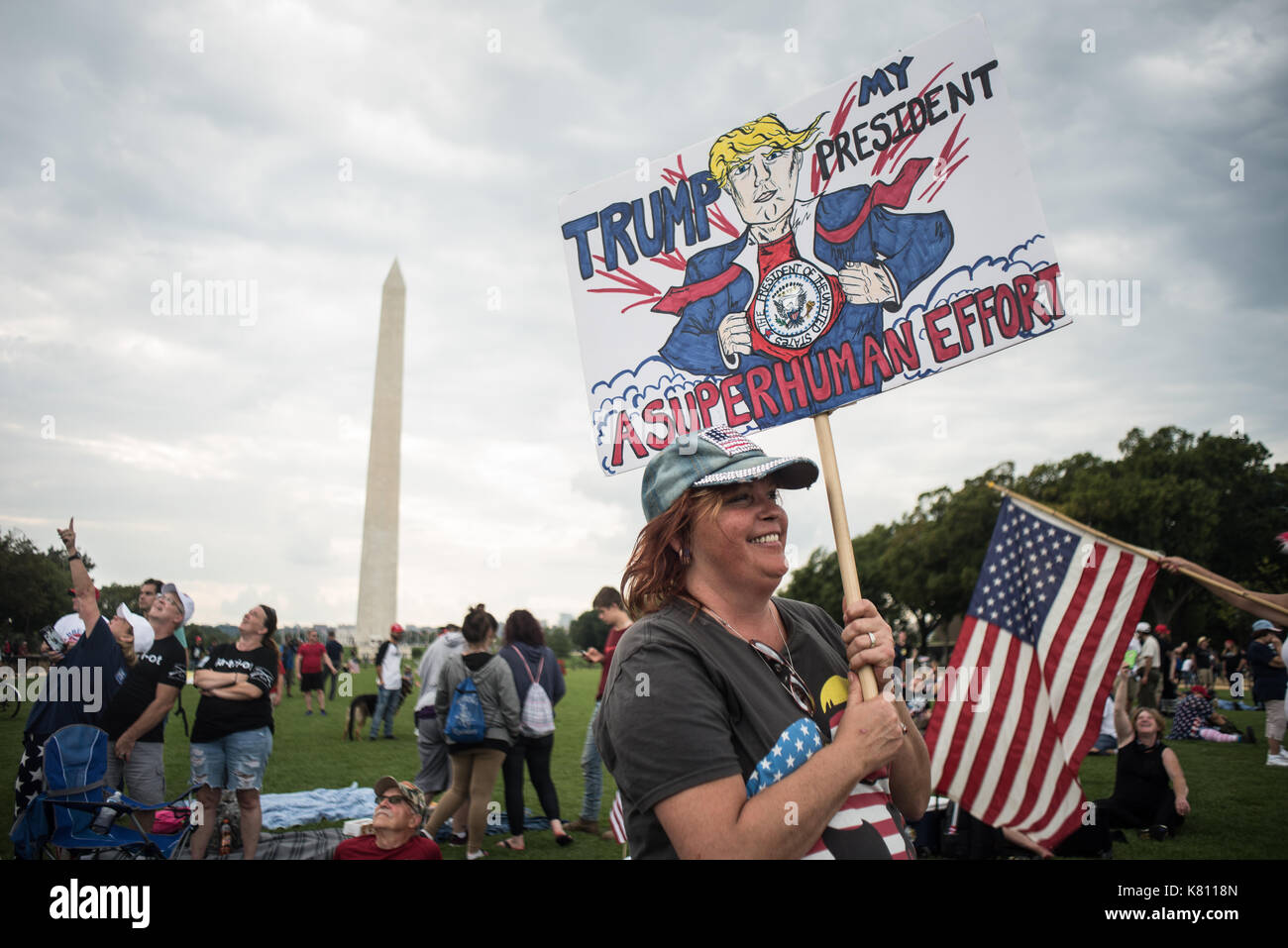 9.16.17 Trump unterzeichnet bei einer DC-Rallye Stockfoto