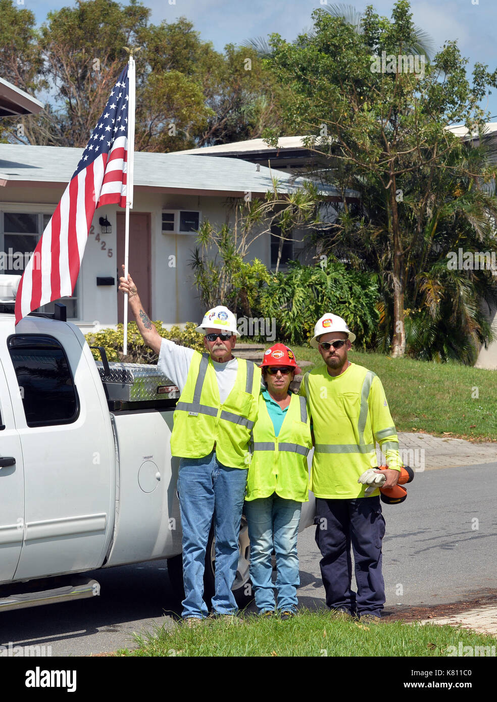 FORT LAUDERDALE, FL - 17. SEPTEMBER: FPL verspricht, ihre Macht wird von Sonntag Nacht werden. Die einzige Ausnahmen: Wohnungen und Geschäfte, die "Extreme oder katastrophalen Schäden" von Überschwemmungen oder Wirbelstürmen gelitten. Florida Bewohner warten geduldig für elektrische wiederhergestellt werden Millionen immer noch ohne Strom sind nach Extremen Kategorie 5 Hurrikan Irma, die größte Sturm in der Geschichte der USA der Staat getroffen. 305,510 von 1,1 Mio. Wohnungen in Miami-Dade und Unternehmen blieb ohne Strom. In Broward, Ausfälle weiter zu 206,450 933,300 Kunden aus der Pest. In Palm Beach, aus 156,590 739,000 Kunden ein Stockfoto