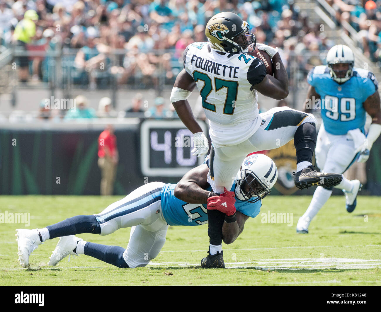 Jacksonville, FL, USA. 17 Sep, 2017. Jacksonville Jaguars running zurück Leonard Fournette (27) ist durch die Tennessee Titans starke Sicherheit Da'Norris Searcy (21) Während der NFL Football Spiel zwischen den Tennessee Titans und die Jacksonville Jaguars at EverBank Feld in Jacksonville, FL in Angriff genommen. Romeo T Guzman/CSM/Alamy leben Nachrichten Stockfoto