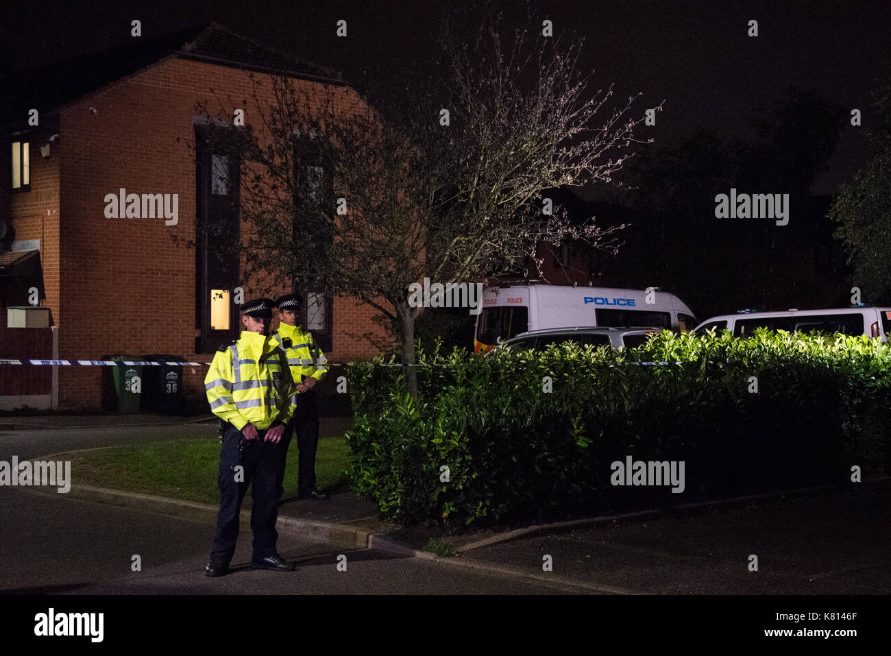 Surrey, Vereinigtes Königreich. 17 Sep, 2017. Polizei bleibt bei Stanwell Adresse in Parsons Green Untersuchung. Credit: Peter Manning/Alamy leben Nachrichten Stockfoto