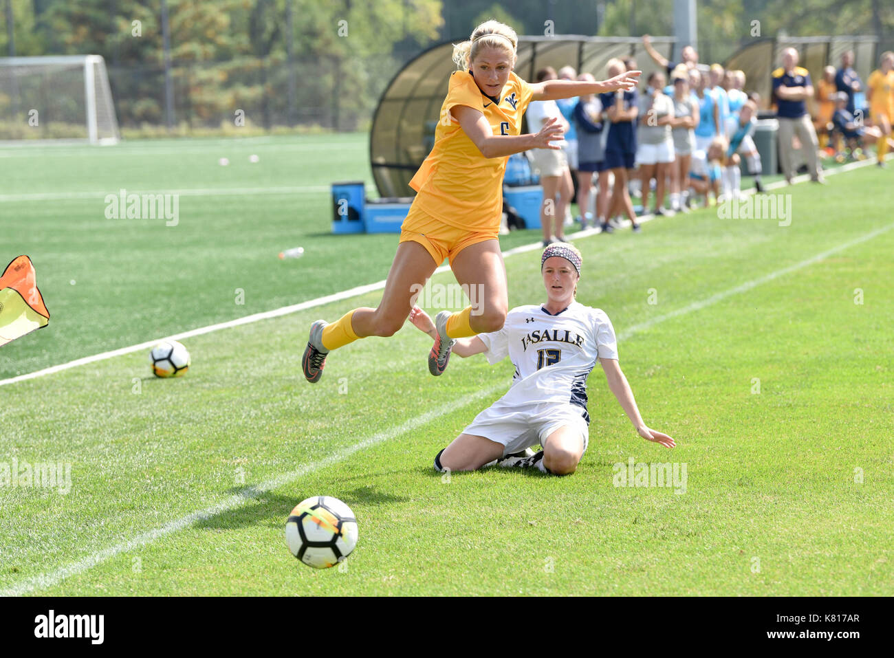 Princeton, New Jersey, USA. 17 Sep, 2017. West Virginia HEATHER KALEIOHI (6) Geht in der Luft zu vermeiden, eine Schiebetür von La Salle KATHERINE HENNESSEY (12) während der NCAA Frauen Fußball Match at Roberts Stadium in Princeton, NJ gespielt gegen WVU beat LaSalle 1-0. Credit: Ken Inness/ZUMA Draht/Alamy leben Nachrichten Stockfoto