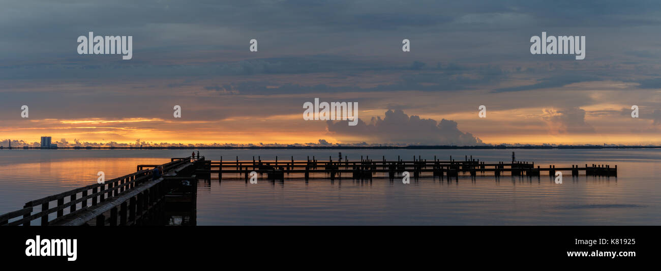 Sunrise mit Wolken und Dock an Banana River, Merritt Island, Florida, USA Stockfoto