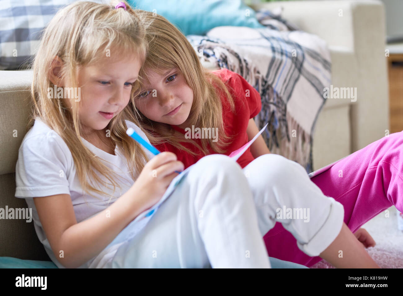 Genießen Wochenende mit niedlichen kleinen Schwester Stockfoto