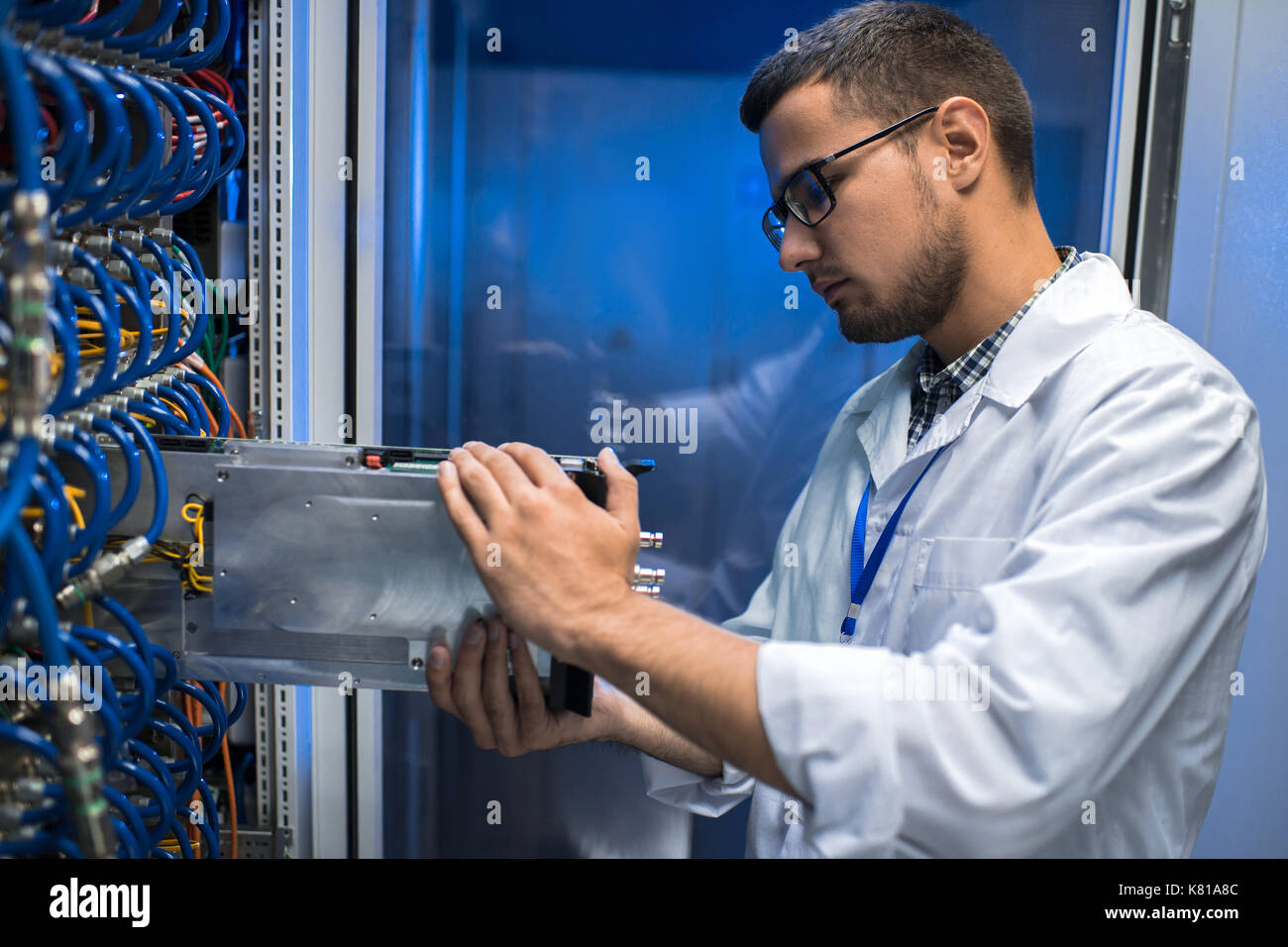 Es Wissenschaftler arbeiten mit Supercomputer Stockfoto