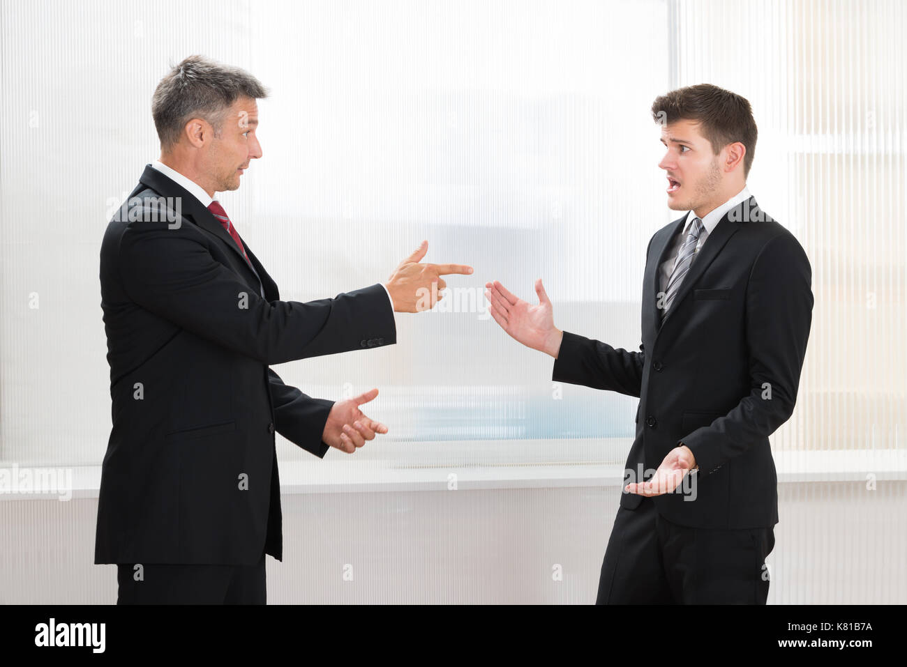 Zwei Geschäftsleute streiten Miteinander im Büro Stockfoto